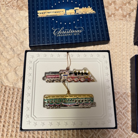 2 White House Christmas Ornaments - Picture 2 of 6